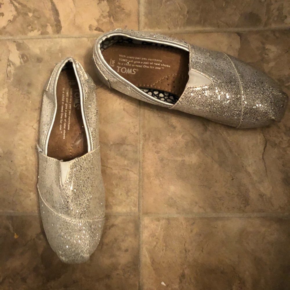 Toms gently uses - Picture 3 of 6